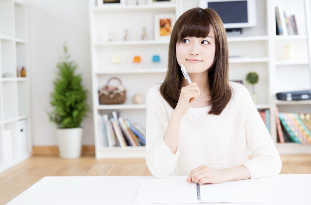 考える女性
